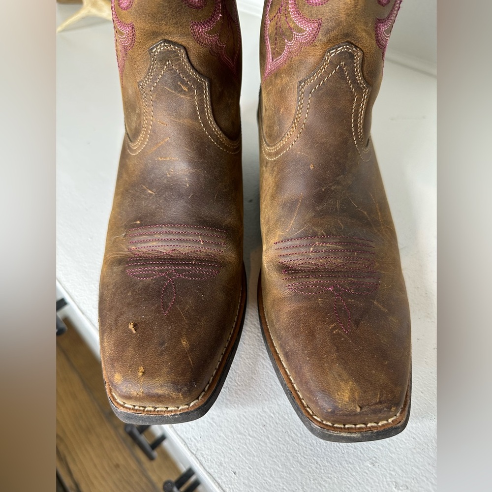 **SOLD**Ariat Women’s Western Cowboy Boots – Brown Leather with Pink Stitching - Picture 3 of 8